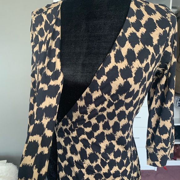 Julian Two Geometric Print [TRUE] Wrap Dress - Picture 6 of 10